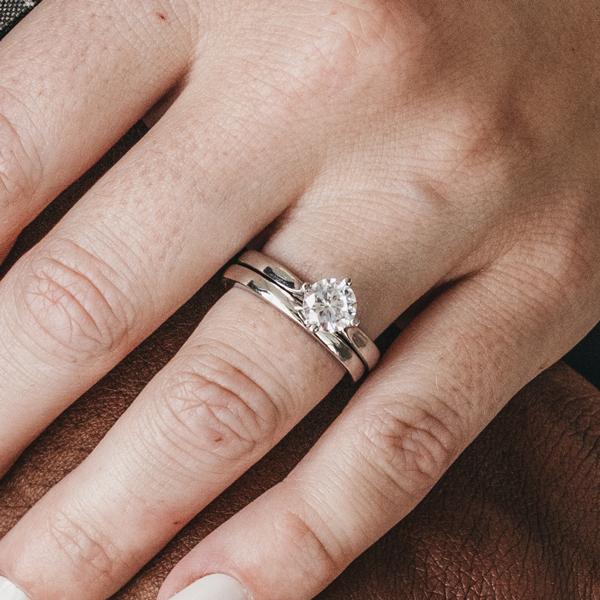Reasons to Buy Engagement Rings and Wedding Bands Online